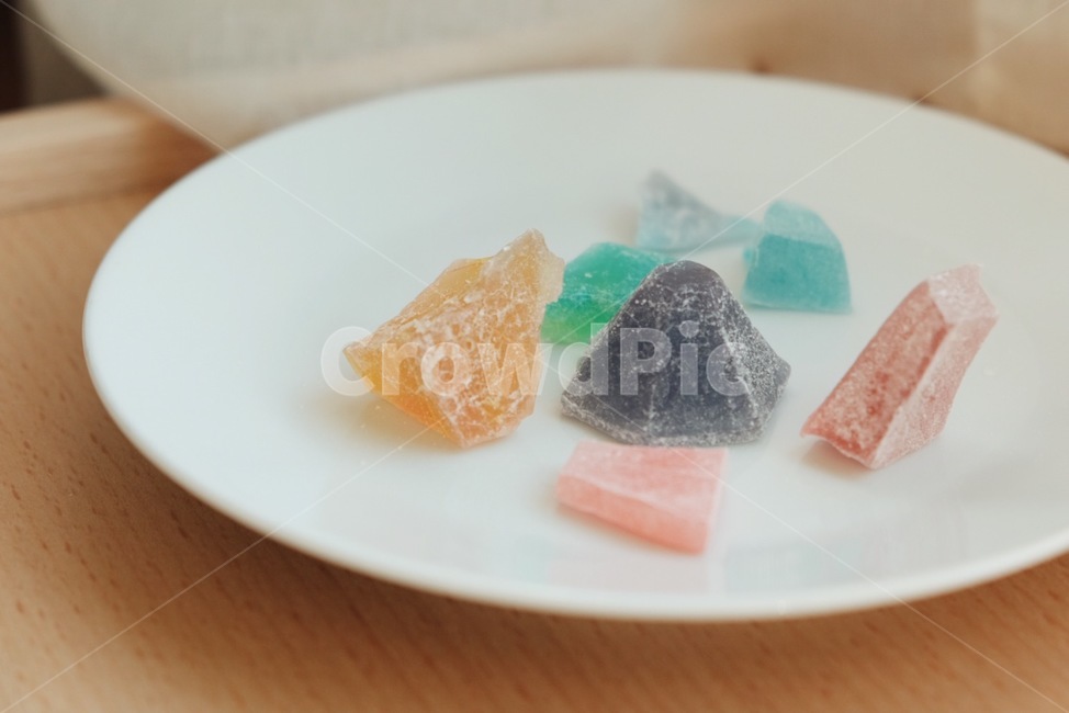 코하쿠토,보석,색감,햇빛,빛,colorful,sunshine,light,그림자,shadow,집,실내,탁자,원목,접시,그릇,자기,도자기,table,wood,dish,따뜻한,편안한,cozy,warm,아웃포커싱,휴식,힐링,사람없음,healing,rest,relax