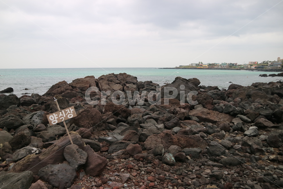 제주도,jeju,제주바다,바다,양식장,제주,바람,돌,jejuisland,자연,아름다움,하늘,흐린날씨,ocean,표지판,제주도,jeju,jeju island,rubble,파편