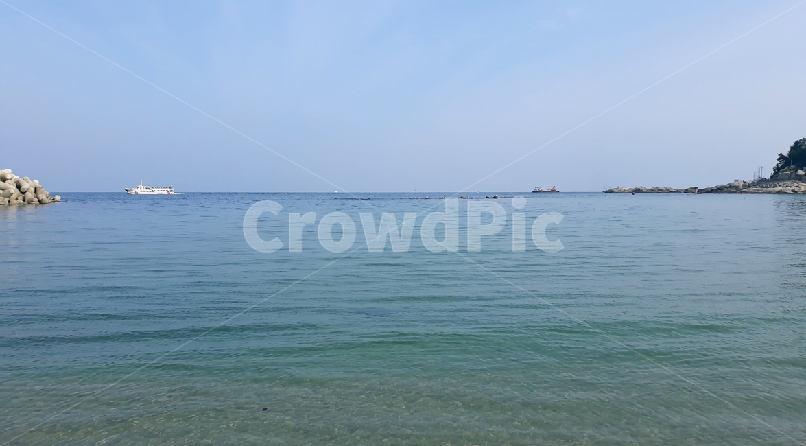자연,풍경,하늘,낮,바다,바닷가,바닷물,물,해변,해수욕장,파도,동해바다,한국,대한민국,속초,동해,맑은,투명한,깨끗한,방파제,파랑,블루,파란색