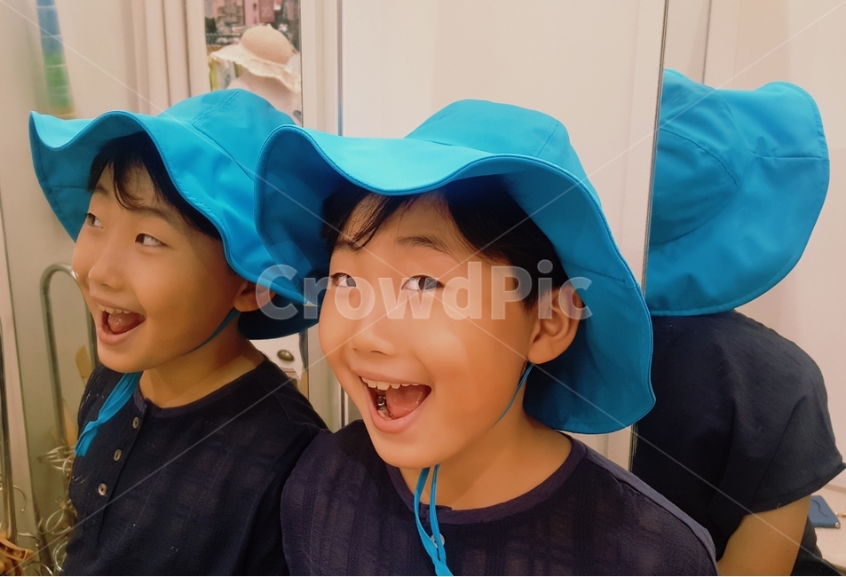 웃음,어린이,즐거움,표정,파란모자,child,일상,사람,인물,인간,human,person,얼굴표정,facial expression,face,어린이,어린아이,child,children,kid