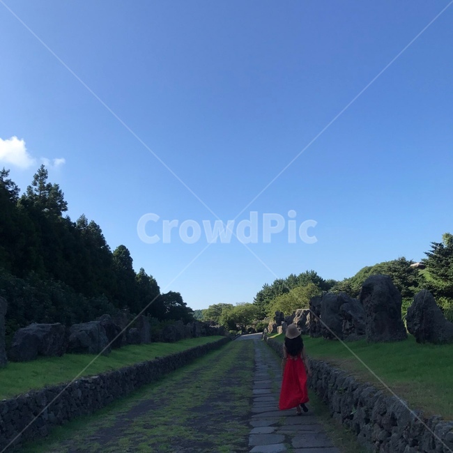 제주도,산굼부리,휴가,자연,힐링,자연,풍경,nature,landscape,여성,여자,woman,female,lady,plant,식물,grass,잔디,path,통로,tree,나무