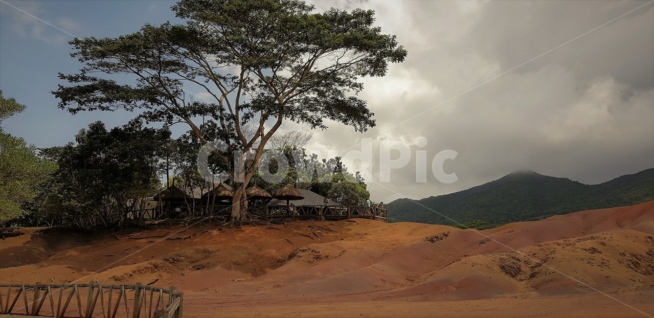 산,자연,나무,언덕,구름,원두막,울타리,흐림,green,자연,풍경,nature,landscape,soil,흙,sand,모래,outdoors,옥외,dune,모래 언덕