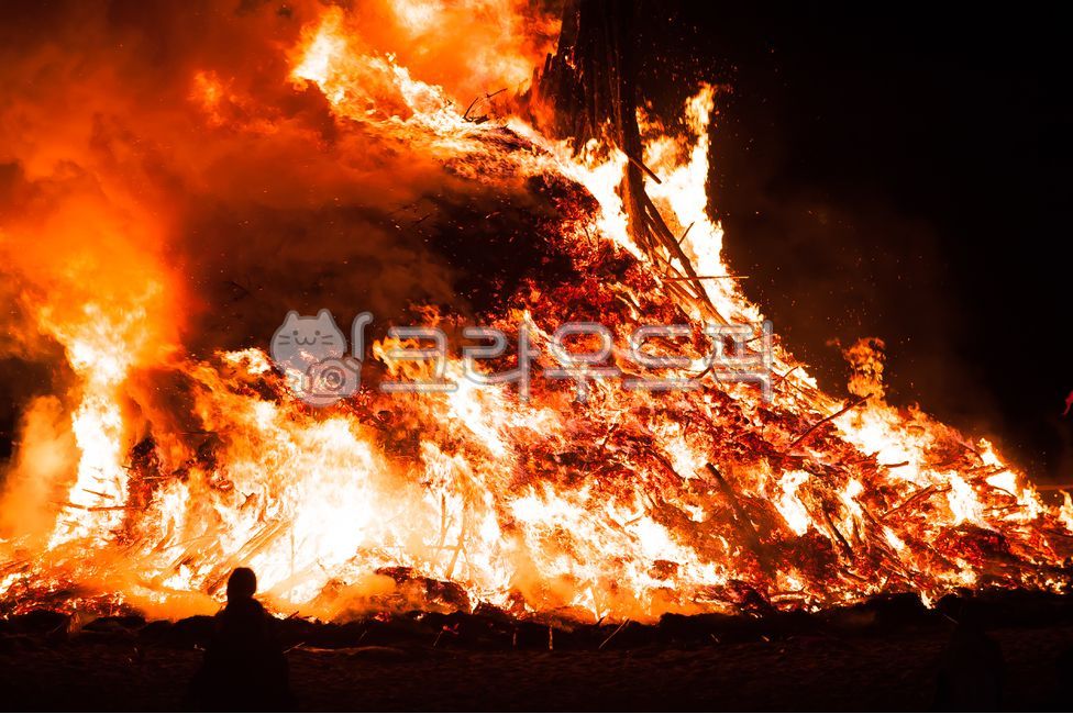 wish,Daljip,Daeboreum,luck,money,fire,rich,Jeongwol Daeboreum,burning the moon house