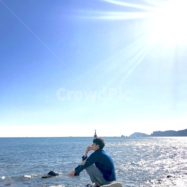 부산,바다,바닷가,남자,옆모습,앉은자세,파란하늘,자연,풍경,nature,landscape,사람,인물,인간,human,person,남성,남자,man,male,adventure,모험,leisure activities,레저 활동,outdoors,옥외,water,물