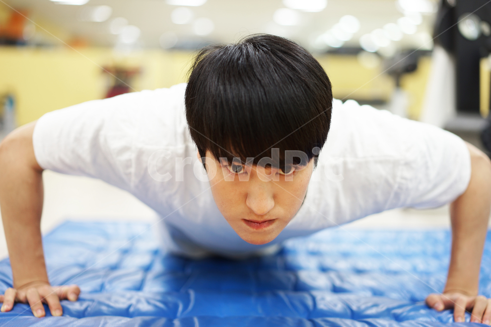 운동,남자,맨손체조,체조,스트레칭,체력단련,헬스,헬스장,자기관리,몸관리,팔굽혀펴기,트레이닝,남성,사람,인물,인간,human,person,남성,남자,man,male,건강,헬스웨어,헬스케어,healthware,health care