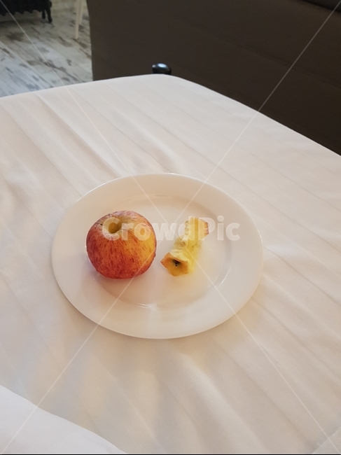 사과,과일,접시,침대,부사,음식,식재료,요리,food,cook,meal,dishes,food reserves,과일,열매,fruit