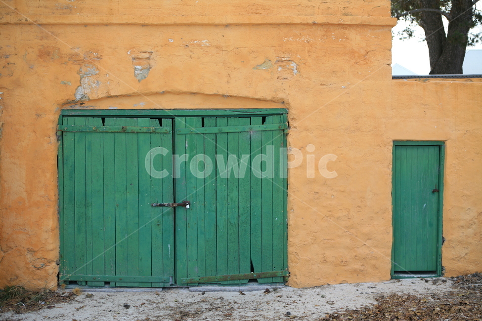 초록문,초록,greengate,초록색,황토색,창고,건축물,건물외관,exterior,building,structure,architecture,construction
