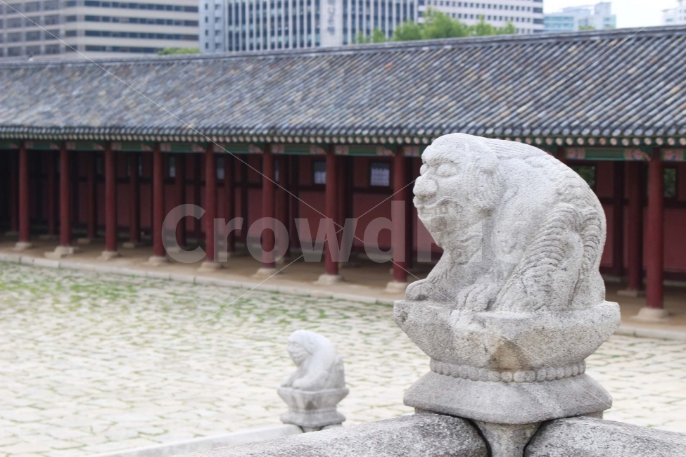 하늘,궁,성,경복궁,돌담,서울,전경,풍경,야외,지붕,기와,기와지붕,담,경계,나들이,전통,해태,조각,조각상,돌상,장식,조각상,동상,석상,조형물,statue,bronze statue,stone statue,랜드마크,landmark,tourist attraction,한국전통,한국문화,korean traditional,korean culture