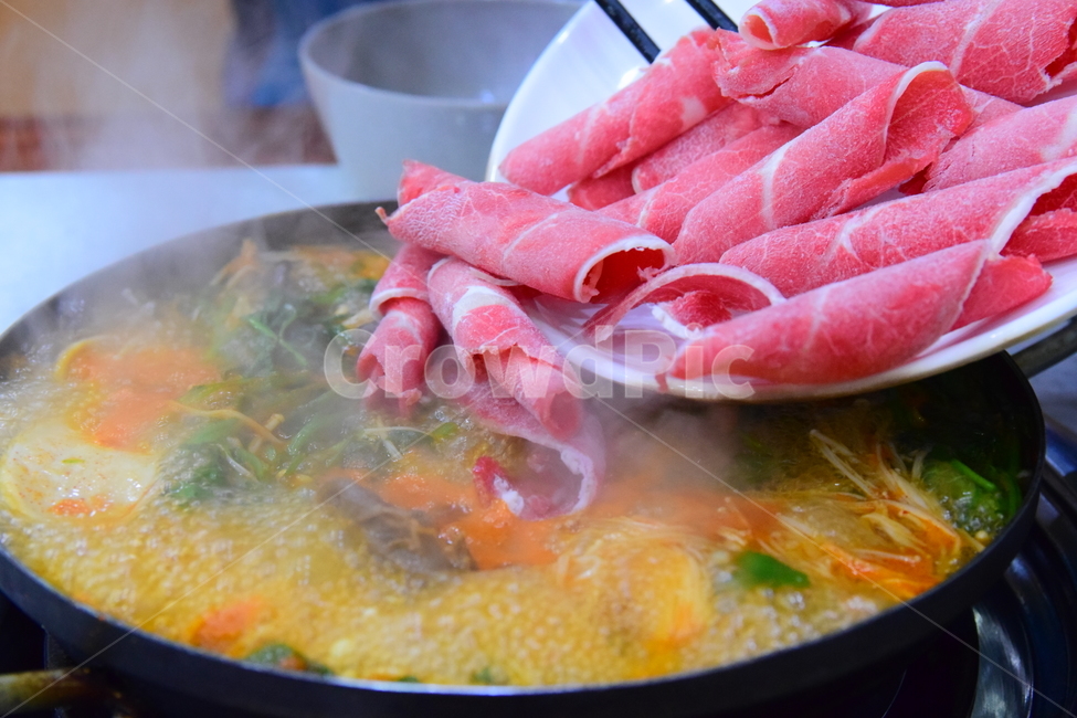 샤브샤브,버섯매운탕,부채살,고기,소고기,매운탕,버섯,미나리,음식,식사,요리,meal,meat,food,dish,음식,식재료,요리,food,cook,meal,dishes,food reserves,한식,한국음식,한국요리,korean food,korean dishes,korean meal,korean cook