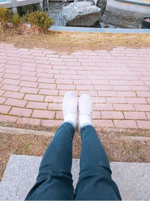 발,운동화,스키니지,양말,바닥,인물,사람,청바지