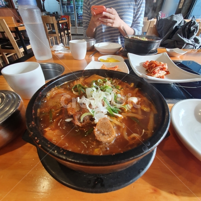 food,음식,dish,요리,식사,meal,person,stew,스튜,bowl,사발,해장국,감자탕,뼈해장국,김치감자탕,김치,한국음식