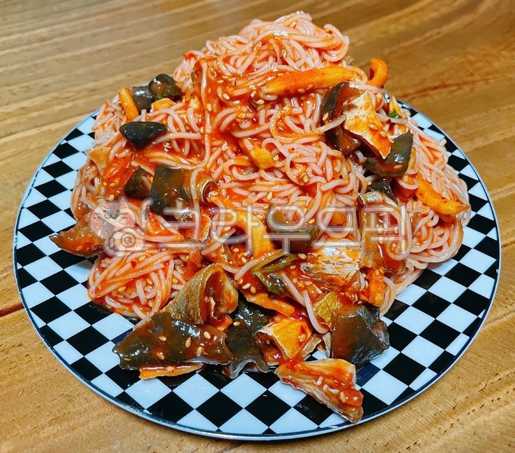 복어껍질초무침,복어껍질무침,생선껍질무침,생선껍질초무침,생선껍질,복어껍질,생선,복어,초무침,무침,비빔국수,비빔면,소면,소면사리,면사리,면,면요리,면류,양념,참깨,깨,접시,국수,food,dish,cook,meal,sesame,fish