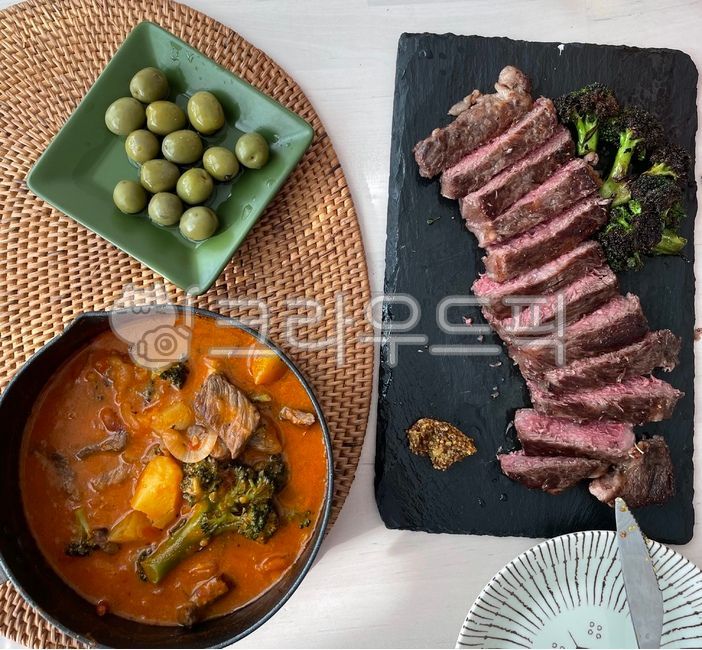 스테이크,토마토스튜,홈파티,파티,올리브