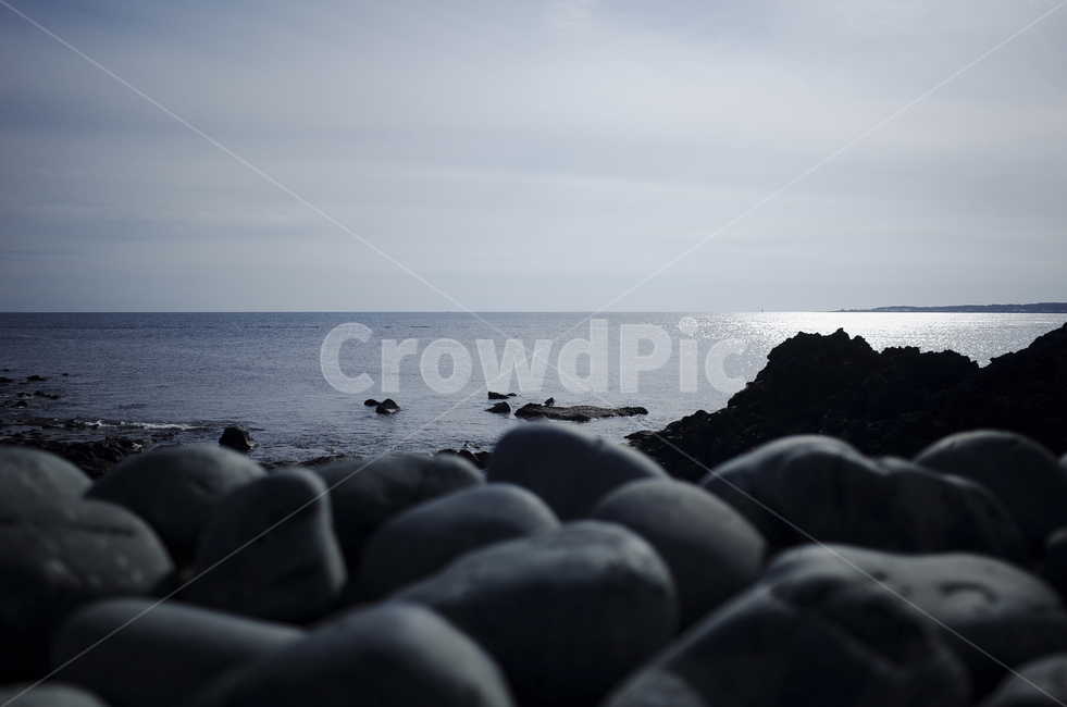 blue,sky,ocean,sea,water,바다,푸른하늘,하늘,푸른바다,shoreline,해안선,자연,stone,윤슬,light,sunlight,빛,햇빛,몽돌,돌,beach,해변,자연,풍경,nature,landscape