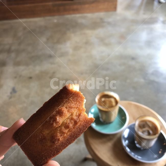 pottery,도기류,saucer,bread,빵,휘낭시에,커피,coffee,cafe,카페,cafelatte,라떼,카페라떼,우유,milk,원목,나무,wood,받침접시,컵,cup,디저트,간식,후식,dessert,snack,커피,카페,coffee,cafe