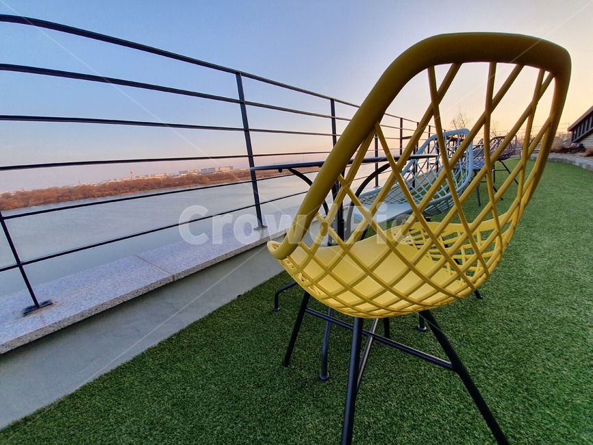furniture,가구,chair,의자,sphere,노란색,야외,옥외,하늘