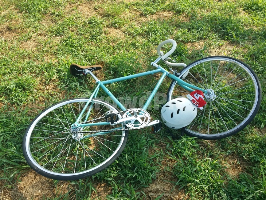 bike,자전거,bicycle,잔디,녹색,헬멧,wheel,바퀴