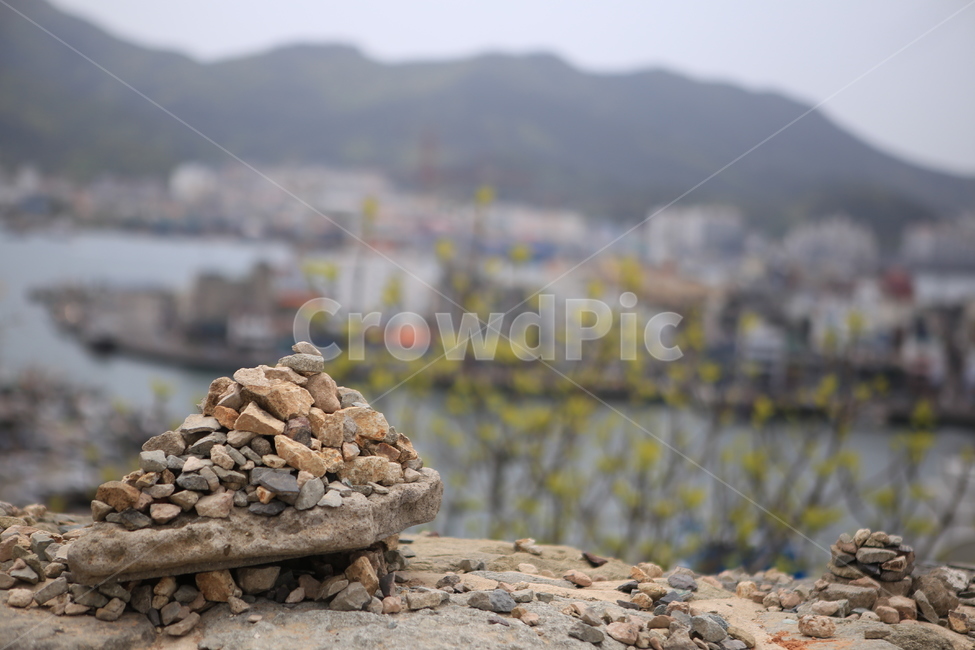 돌무덤,돌기원,돌쌓기,소원,바다,바다도시,돌담,돌로소원빌기