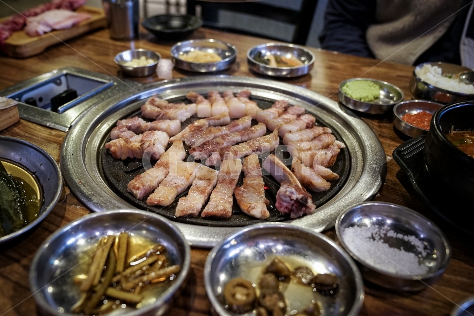 고기,돼지고기,생갈비,삼겹살,구이,육식,맛집,food,pork,야식,음식,식재료,요리,food,cook,meal,dishes,food reserves,육류,고기,meat,한식,한국음식,한국요리,korean food,korean dishes,korean meal,korean cook