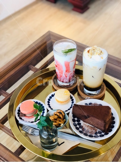 카페,딸기라떼,코코넛라떼,마카롱,크레이프케이크