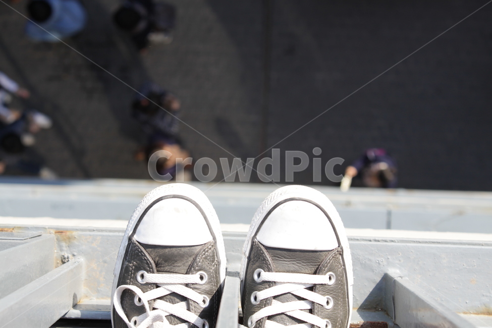 난간,신발,야외,항공샷,캔버스화,행인,banister,shoes,alfresco,airshot,canvasdrawing,passerby,사람,인물,인간,human,person,신체일부,몸,body