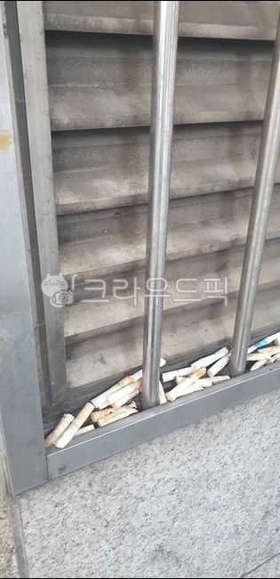 dirty,cigarette,grating,dumping,corner,Throwing trash,tabacco,butts,cigarette butt,Handrail,trash