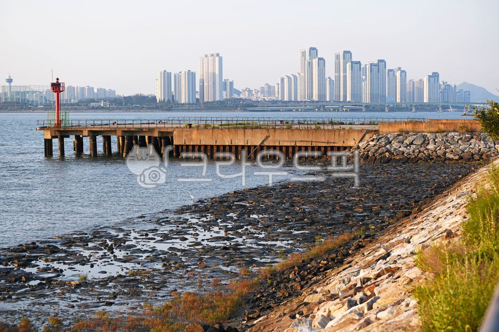 Breakwater,lighthouse,red lighthouse,Oido,Oido Beach,building,coastline,Siheung Oido,sea