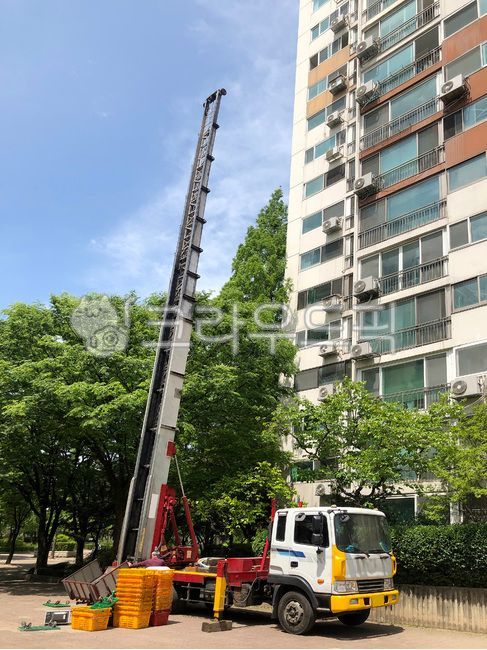 이사차,사다리차,아파트,이사,작업,노동,이삿짐,낮,실외,백그라운드,배경,건축물,자동차,건물,고층건물,도시,movingcar,laddercar,apartment,work,labor,moving,daytime,outdoor,background,architecture,automobile,building,highrisebuilding,city