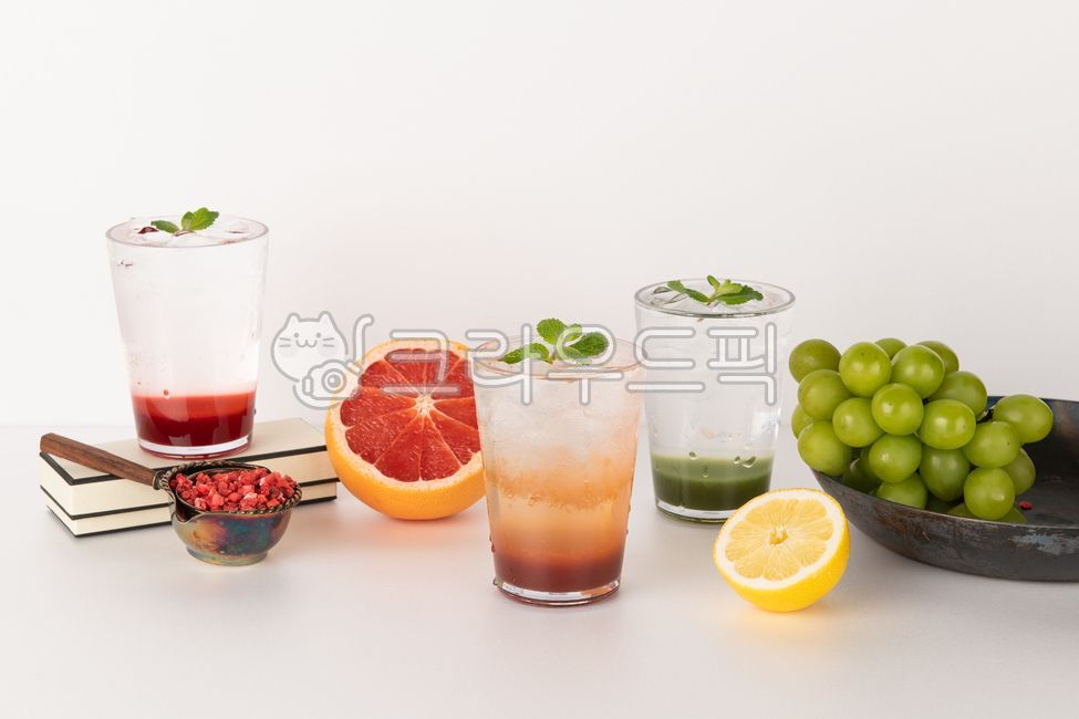 레몬주스,오렌지주스,딸기주스,주스,음식,손,제조,레드,cocktail,칵테일,beverage,음료,허브,soda,herbs,alcohol,탄산음료,mojito