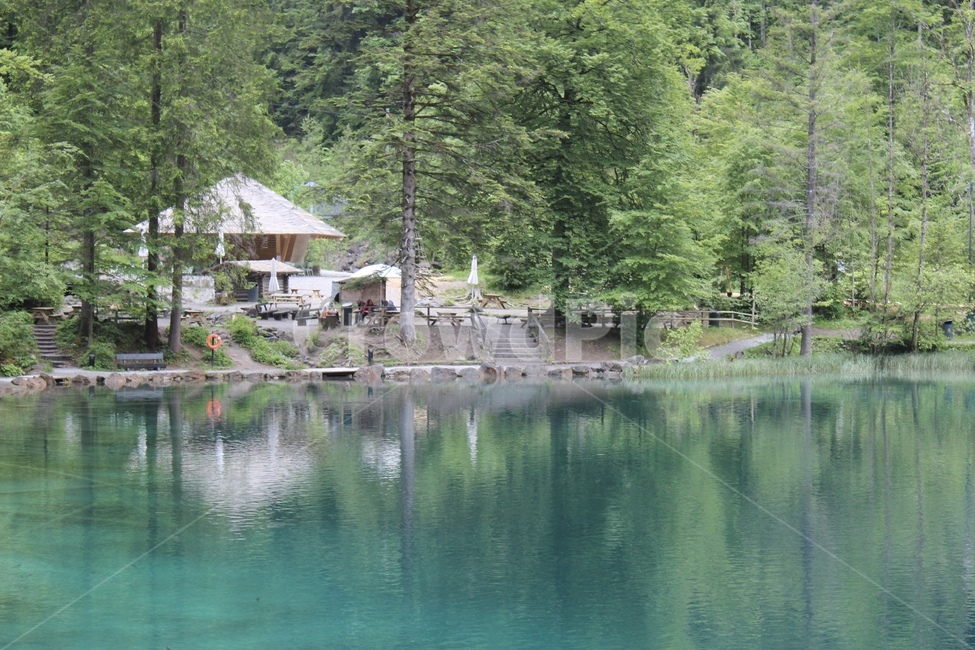 물,water,자연,nature,관광,landscape,경치,관광명소,강,lake,스위스,swizerland,vacation,touristattraction,감성,feeling,outdoors,옥외,호수,나무,식물,tree,plant,집,오두막