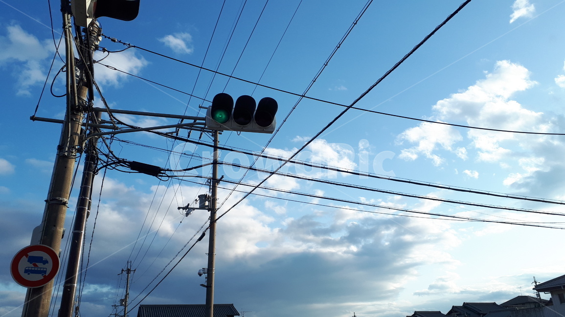 신호등,일본,전봇대,하늘,표지판,나라,구름,교통,교통수단,traffic,transportation