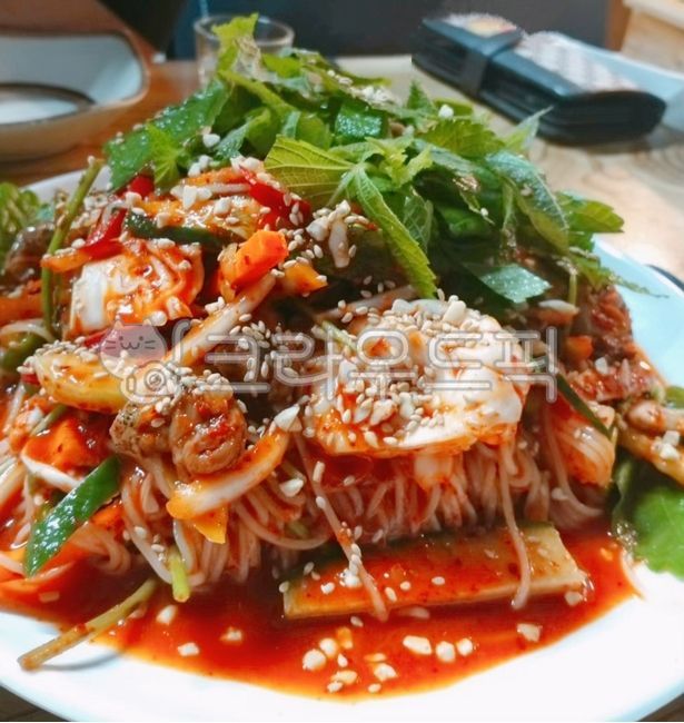 골뱅이소면,골뱅이무침,무침,무침요리,소면,고동무침,고동,양념,골뱅이소면무침,면,면빨,면류,골뱅이,야채,채소,참깨,깨,음식,요리,식사,식재료,먹방,안주,술안주,food,dish,cook,meal