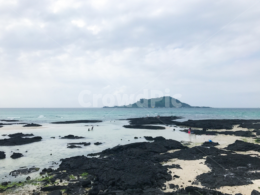 제주,바다,해변,섬,하늘,구름,돌,현무암,해안가,sea,beach,물,water,푸른색,에메랄드빛,파란색,초록색,그린,녹색,자연,풍경,nature,landscape,해변,바다,beach,sea,제주도,jeju,jeju island,outdoors,옥외,land,땅,ocean,대양,shoreline,해안선