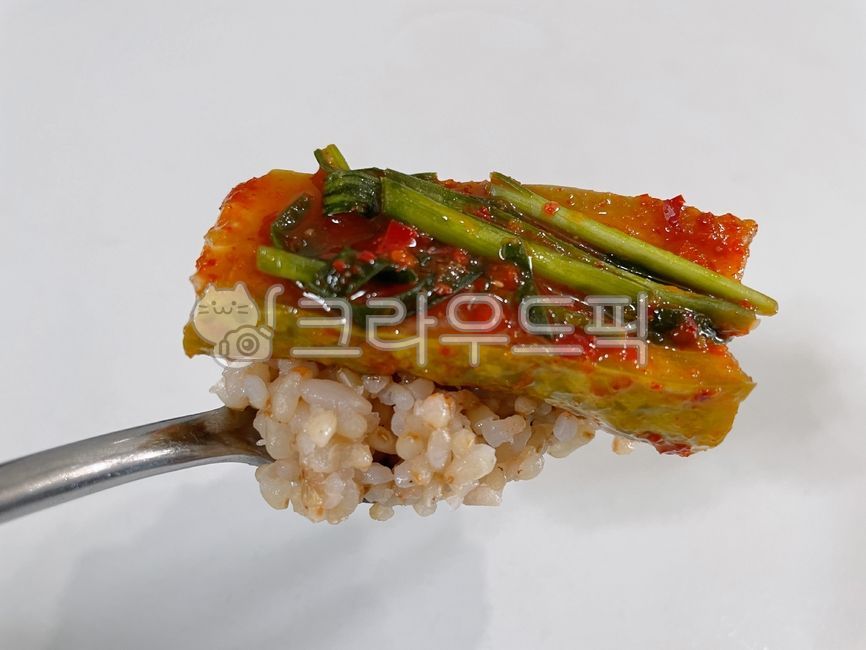 오이소배기,오이소박이,소박이,소배기,오이김치,오이,김치,양념,부추,음식,식사,식재료,밥반찬,반찬,현미밥,쌀밥,쌀,현미,백미,숟가락,food,dish,meal,rice