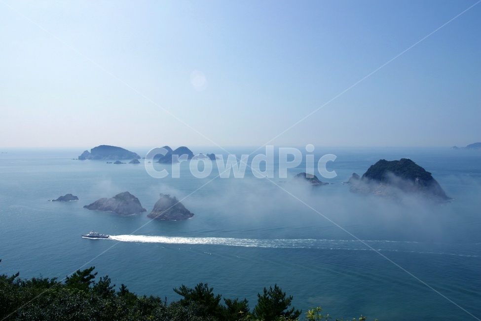 자연,바다,구름,섬,배,운해,경남,자연,풍경,nature,landscape,한국자연풍경,한국자연경관,korea nature landscape,outdoors,옥외,land,땅,ocean,대양,water,물,sea,shoreline,해안선,coast,연안