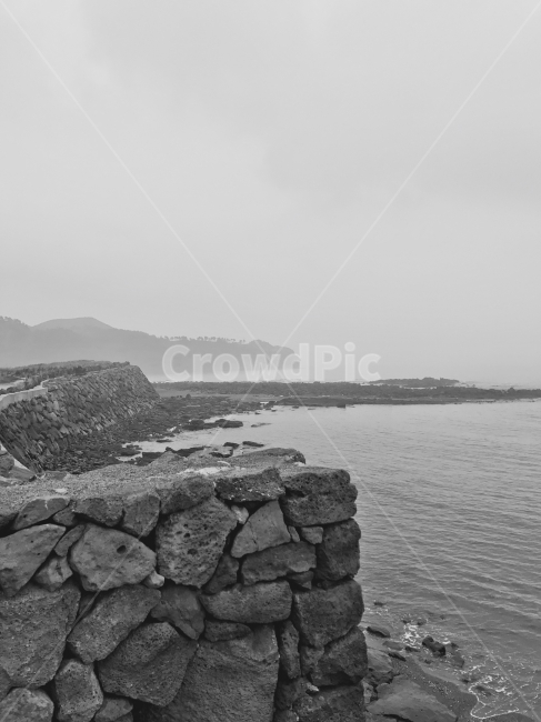 흑백,제주도,해변,돌담,바다,돌,자연,풍경,nature,landscape,한국자연풍경,한국자연경관,korea nature landscape,제주도,jeju,jeju island,흑백,모노톤,monochrome,black and white,promontory,곶