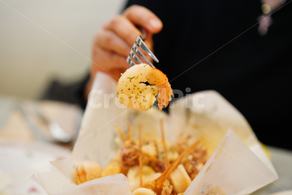 해산물,씨푸드,튀김,음식,먹방,푸드,술안주,쉬림프,새우,먹거리,food,이탈리안,사람,인물,인간,human,person,신체일부,몸,body,음식,식재료,요리,food,cook,meal,dishes,food reserves