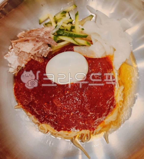 비빔밀면,비빔면,비빔,면,밀면,면류,양념장,비빔양념,양념,무절임,계란,달걀,삶은계란,삶은달걀,절인무,고기,호박,음식,식사,food,meal