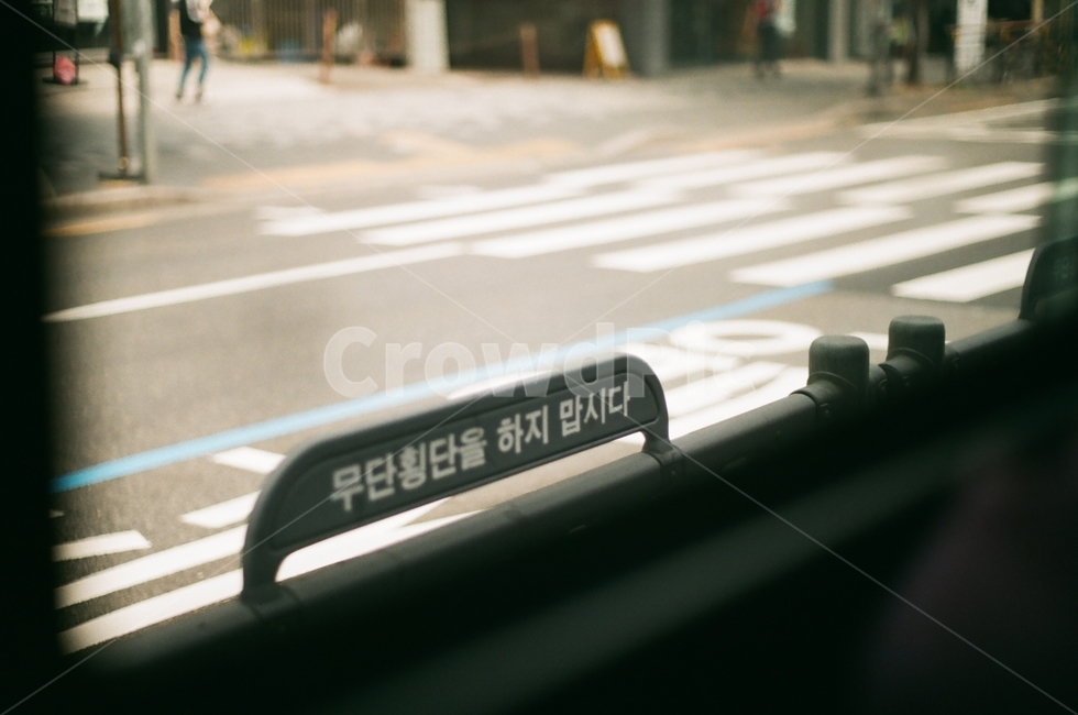 횡단보도,도로,무단횡단,표지판,경고판,아스팔트,인간,human,사람,버스안,교통,교통수단,traffic,transportation