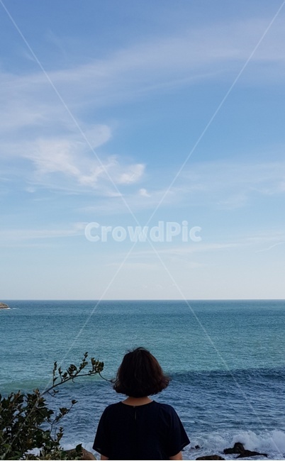 바다,뒷모습,하늘,구름,여자,여성,푸른바다,앞바다