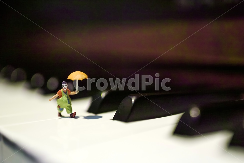 광대,어릿광대,피아노,서커스,clown,피에로,삐에로,pierrot,우산,circus,music,연주,뮤직,piano,음악학원,피아노학원,조각상,동상,석상,조형물,statue,bronze statue,stone statue,사물,물건,오브젝트,thing,object,matter,악기,음향기기,musical instrument,musical equipment