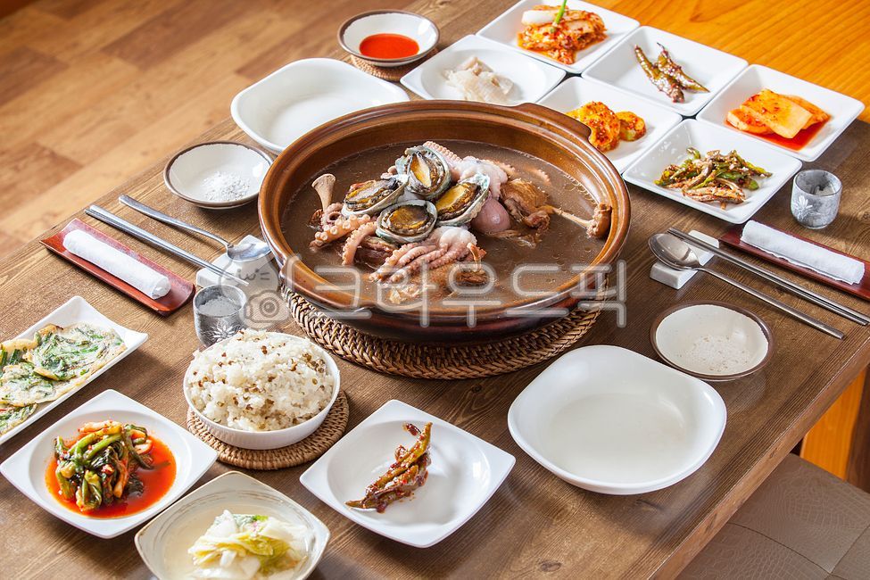 chicken,Chicken Haesintang,Boiled Chicken,Oriental medicine duck stew,Samgyetang,Baeksuk,Oriental medicine chicken stew,Boiled Duck,duck,healthy food,Haesintang,Boiled abalone,abalone,cooking,nutritious food,rejuvenation,Malbok,Duck Seaweed Soup,octopus d