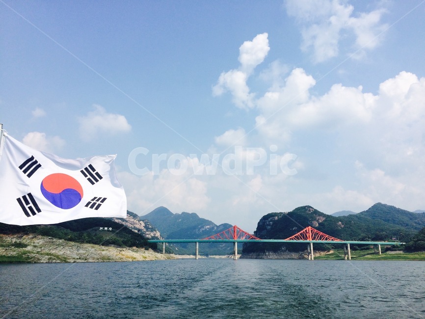 태극기,강가,하늘,광복절,31절,국가공휴일,다리,풍경,단양,단양팔경,배에서,scenery,자연,nature,강하늘바다,바람,산풍경,평화로운,애국심