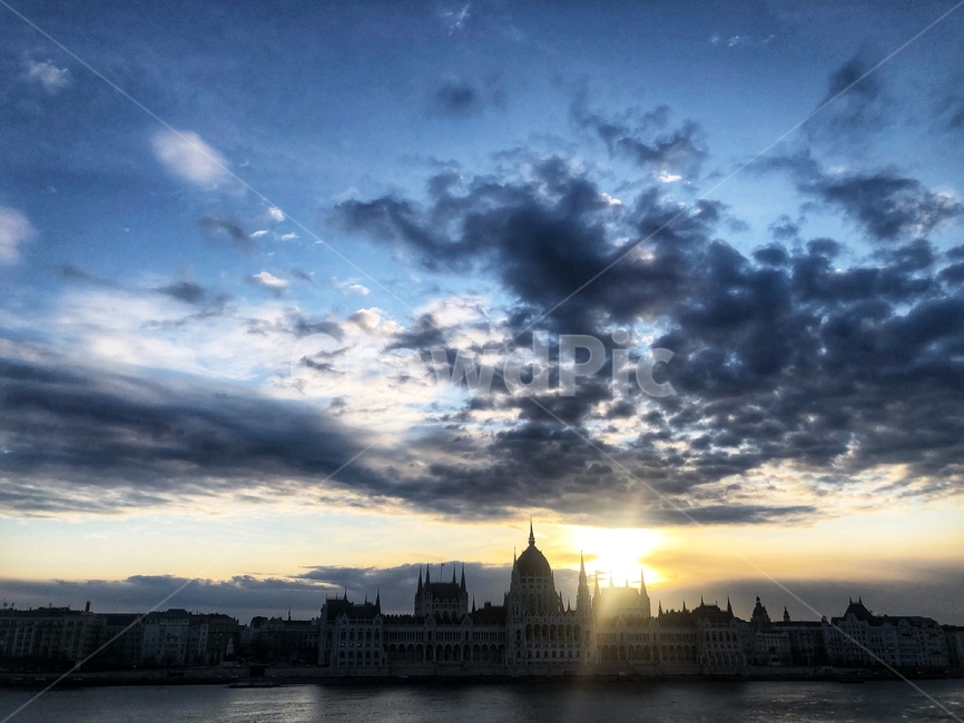 hungary,budapest,parliament,danube,river,night,nightview,sky,skyline,heaven,sun,sunrise,sunup,sunset,cloud,sunny,clear,헝가리,부다페스트,국회의사당,다뉴브강,야경,일출,구름,일몰,light,빛,nature,자연,sunlight,햇빛,유럽,europe