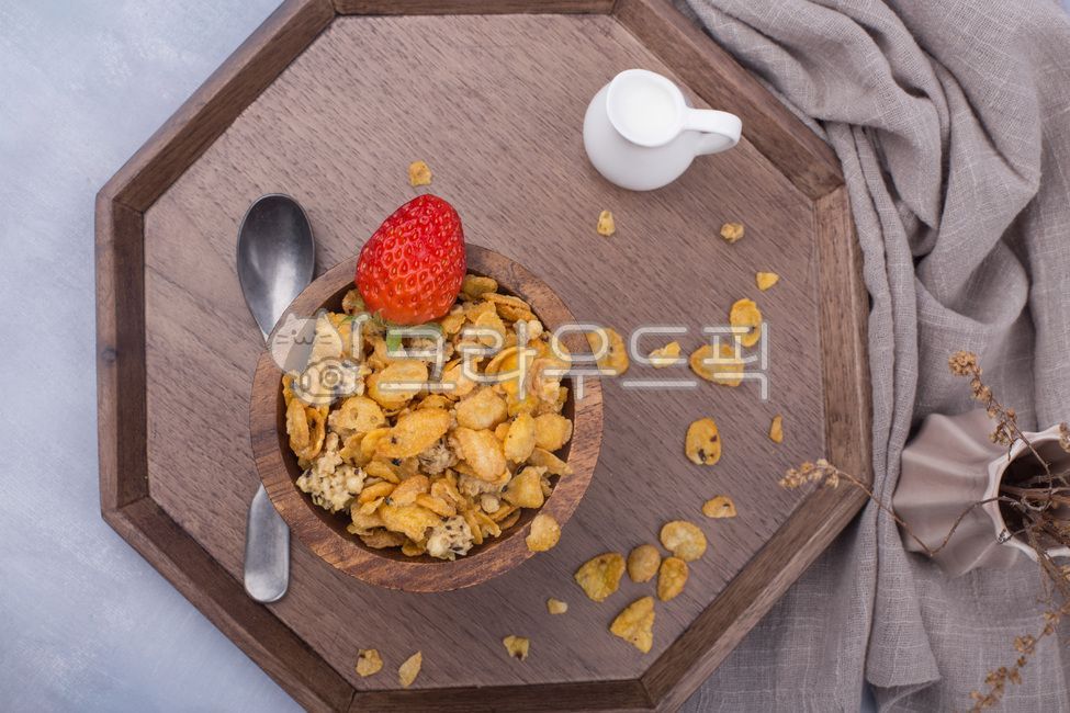 씨리얼,시리얼,그래놀라,후레이크,통곡물,곡물,오트밀,우유,아침식사,간편식,음식,스푼,숟가락