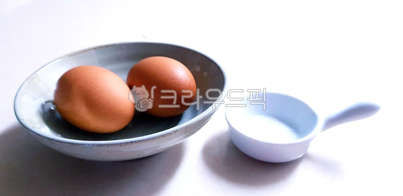 계란,삶은계란,소금,간식,그릇,받침그릇,요리,음식,egg,food