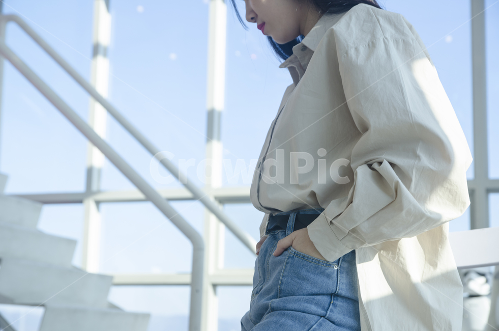 여성의류,여자옷,실내,난방,청바지,사람,인물,인간,human,person,여성,여자,woman,female,lady,패션스타일,의상,fashion,style,색깔,색상,색채,색감,color sense,color sensitivity,feeling of color