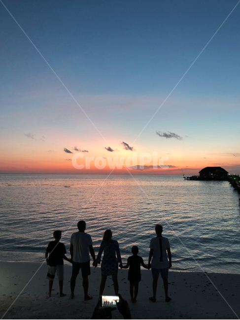 몰디브,maldives,휴양지,섬,island,노을,sunset,가족,가족사진,가족여행,family,하늘,sky,구름,cloud,colorful,핸드폰,촬영,자연,nature,바다,해변,sea,beach,seaside,실루엣,silhouette,로맨틱,romantic,outdoors,옥외,사람,인물,인간,human,person,인물실루엣,사람실루엣,character,여행,휴가,traveling,vacation,trip,ocean,물,해안선,coast,대양,water,황혼
