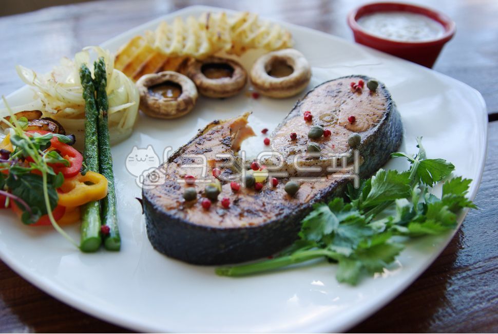 pepper,steak,salmon dish,salmon,Salmon steak,Grilled Salmon,asparagus