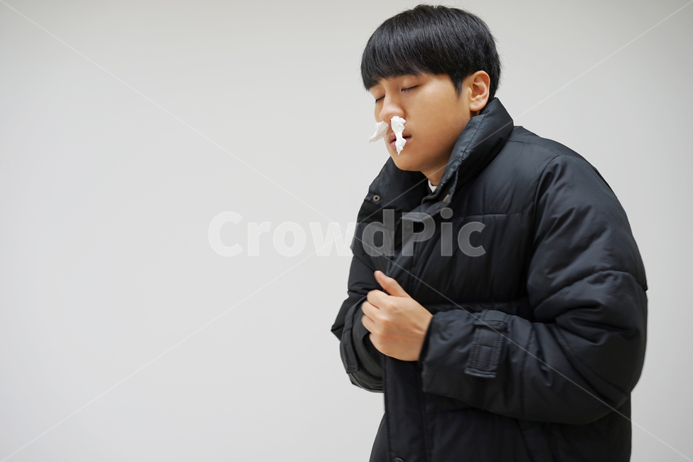 남성,남자,패딩,추위,강추위,한파,겨울,콧물,휴지,코감기,감기,몸살,겨울,계절,winter,season,사람,인물,인간,human,person,남성,남자,man,male,건강,헬스웨어,헬스케어,healthware,health care